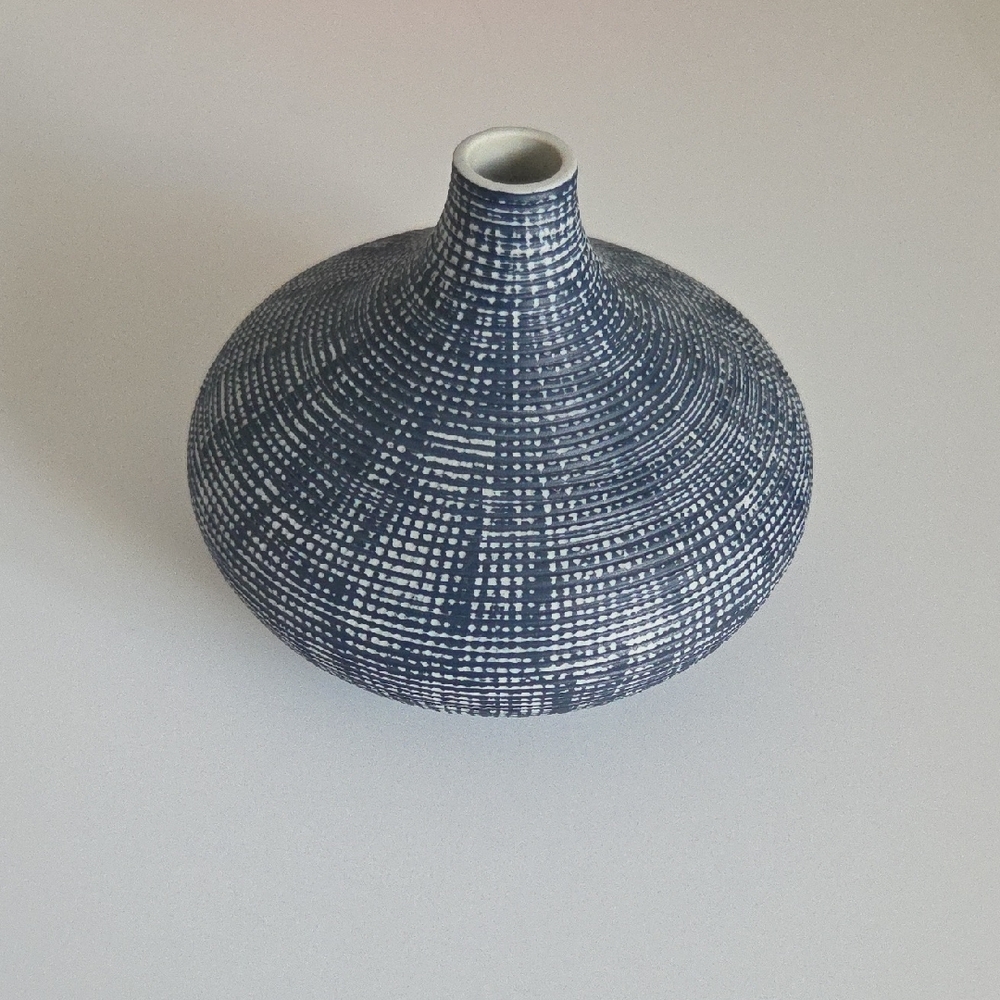 Handcrafted Navy Blue Ceramic Vase – Decorative Home Art